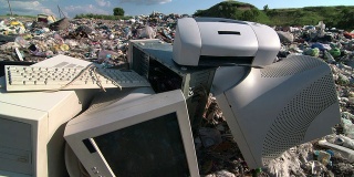 垃圾填埋场废弃的台式电脑