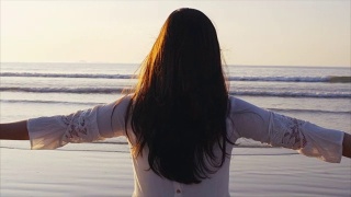 美丽的女人张开双臂站在岸上视频素材模板下载