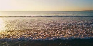 田园诗般的视频涟漪的海景在日落
