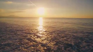 无人机拍摄的日落海景视频素材模板下载