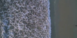 无人机拍摄的海浪拍打海岸的画面