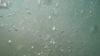 在夏威夷的海浪下游泳的第一人视频素材模板下载