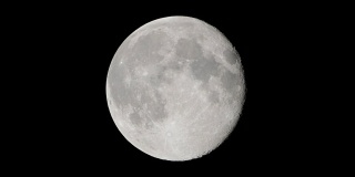 夜晚的月亮放大或缩小