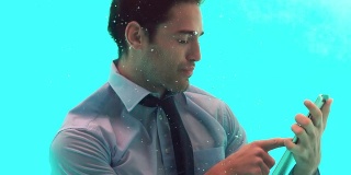 体贴的男人在水下使用智能手机