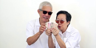 幸福富有的亚洲老年夫妇的视频。中彩票或赌场的现金