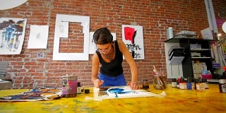 年轻的艺术家在她的工作室创作艺术品