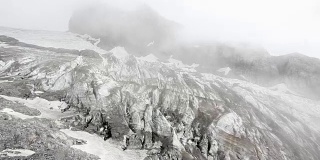 中国云南丽江，夏天的玉龙雪山。