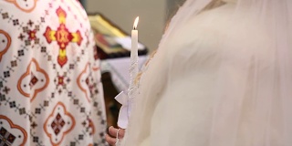 两支蜡烛和面纱婚礼在教堂举行