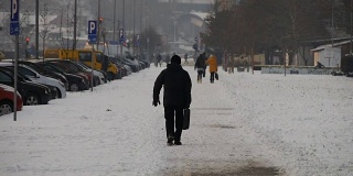 兰登，一个无法辨认的行人沿着积雪覆盖的小路走着。城市场景。贝尔格莱德,塞尔维亚