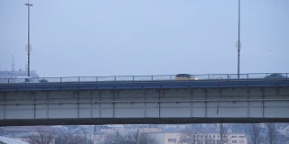塞尔维亚贝尔格莱德布兰科大桥上的交通状况。侧视图