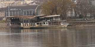 平静的多瑙河上的一艘旧船。贝尔格莱德,塞尔维亚