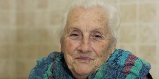 镜头里的老妇人微笑:苍老、冷静、安详、沉着、孤独、特写