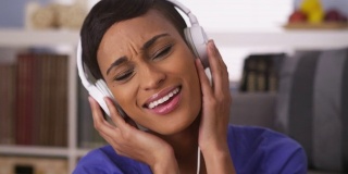 漂亮的黑人女人戴着耳机听音乐