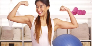 强壮的日本女人炫耀肌肉