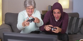 老女人和西班牙男人玩电子游戏