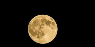 巨大的黄色满月在天空中升起