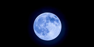 巨大的蓝色满月在天空升起