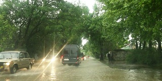 暴雨后城市的交通状况