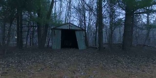 森林里令人毛骨悚然的废弃小屋