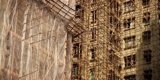 香港摩天大楼上的竹制脚手架——追踪镜头