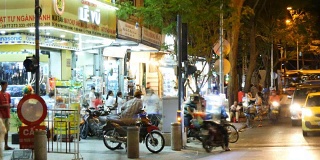 胡志明/西贡，越南- 2015年:亚洲城市街头交通夜晚时光流逝