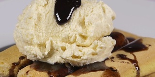 将美味的巧克力糖浆浇在手指饼干和冰淇淋上