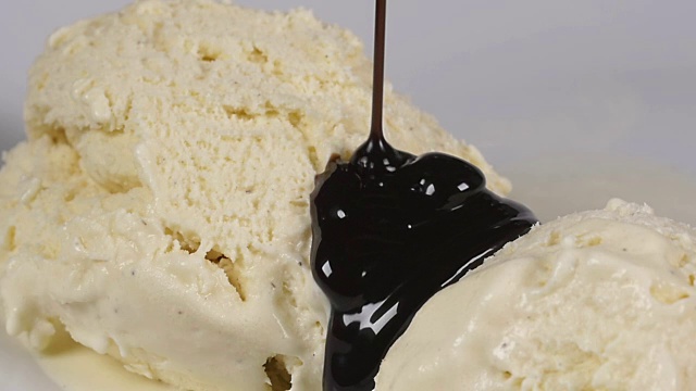 将美味的巧克力糖浆倒在冰淇淋上