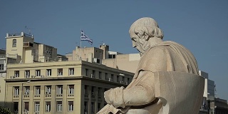 科学家柏拉图看着希腊国旗