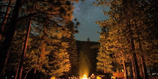 夜晚星星在露营和篝火森林时间流逝