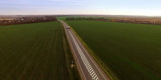 鸟瞰图卡车行驶在乡村道路上