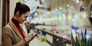 女人发短信，在商场用智能手机