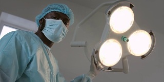 外科医生在摄像机中指挥手术灯光