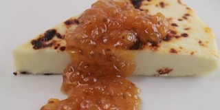 芬兰奶酪和新鲜的云莓