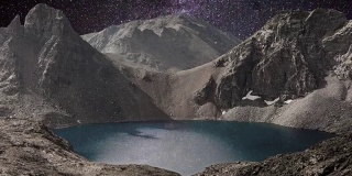在落基山脉的山湖上，银河般的时间流逝。