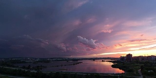 城市上空的日出