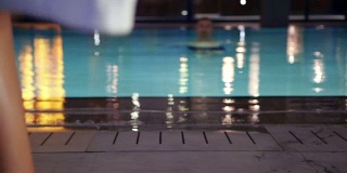 一个女人在酒店靠近游泳池