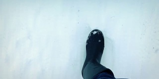 POV靴子在雪地上行走