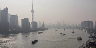 上海城市风光，陆家嘴黄浦江船来船往