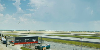 亚特兰大机场标志与宽阔的机场背景