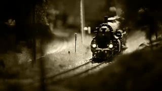 旧电影效果镜头模型铁路与老式机车在路线上视频素材模板下载