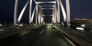 夜景的汽车后视图通过东京门大桥。