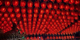 千盏中国红灯笼高清视频。点灯庆祝春节。台湾寺庙美丽的夜景