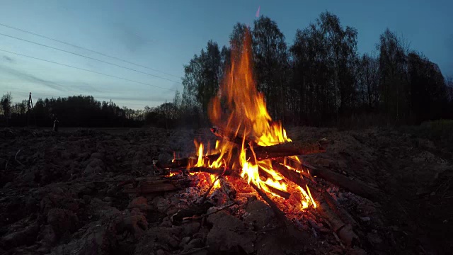 仲夏夜，野地上的篝火