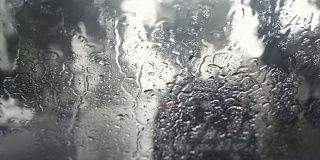 司机视角拍摄的一个雨点在挡风玻璃上II