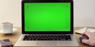 使用绿色屏幕的笔记本电脑