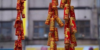 红色和金色的鞭炮庆祝中国新年