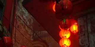 中国红灯笼在雾中闪烁的视频。神秘的精神抽象