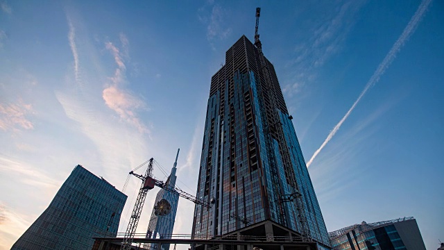 摩天大楼建筑工程的日落时间