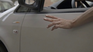 一个男人在车窗前抽烟视频素材模板下载
