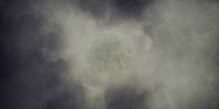 巨大的满月在云后流逝。